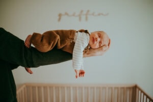 lifestyle newborn photos at home